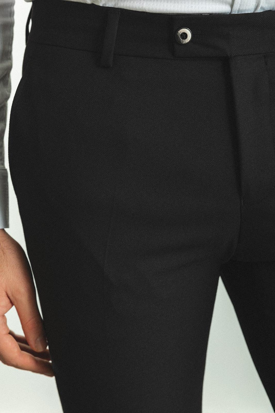 Брюки чорні однотонні MCR