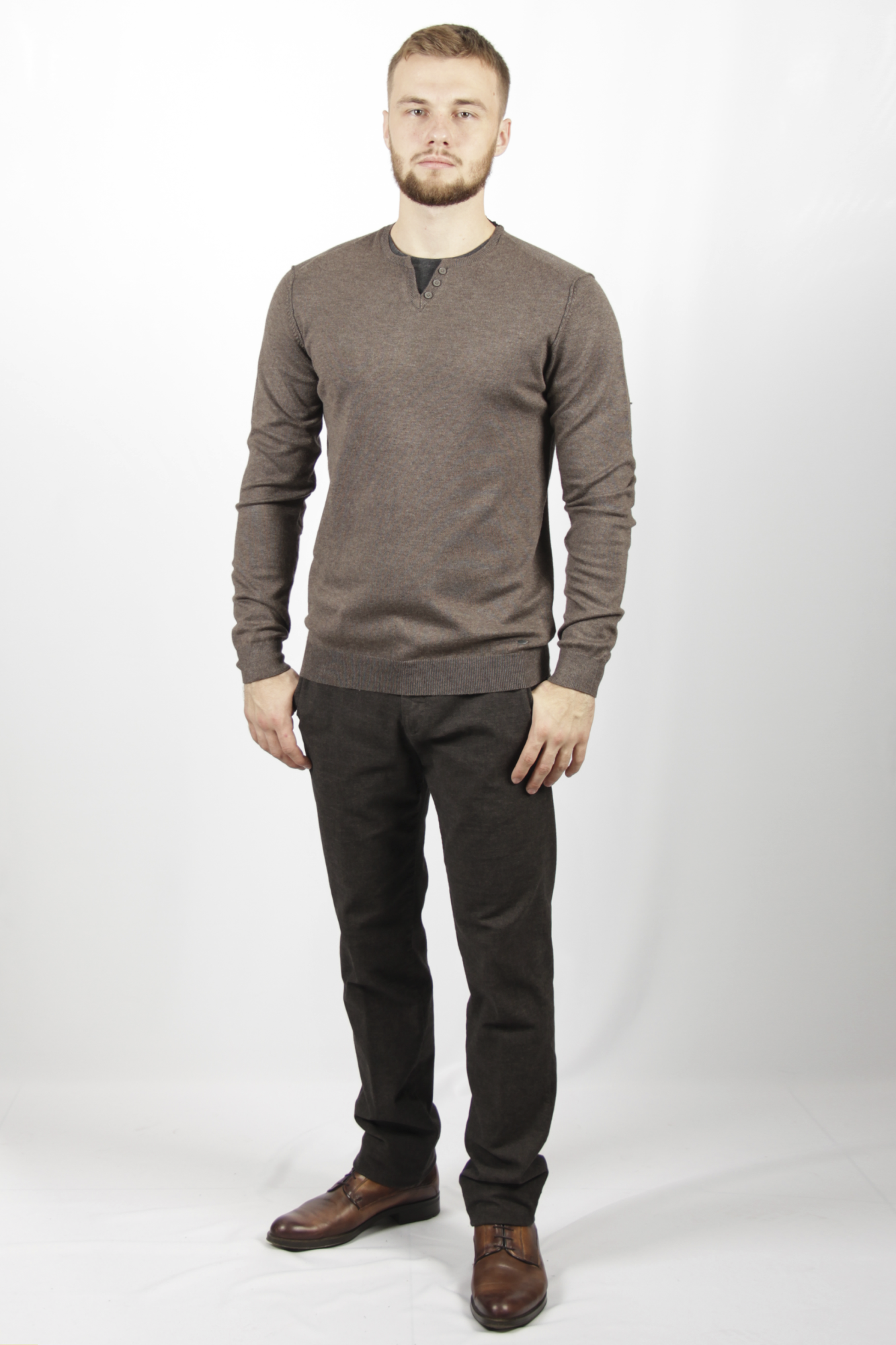 Свитер коричневый с серой отделкой по вороту SORBINO